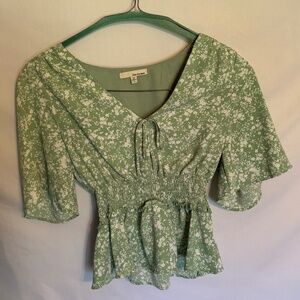 Green and white floral fitted waist blouse